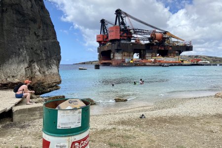 Gigantisch platform in de Kabrietenbaai, hier komen vooral locals